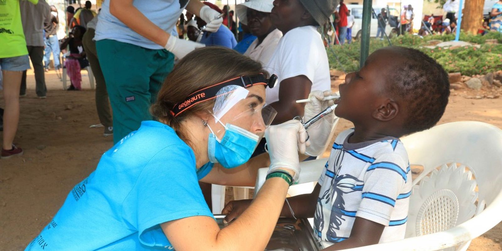 slide doctora dentista kid smile is a foundation