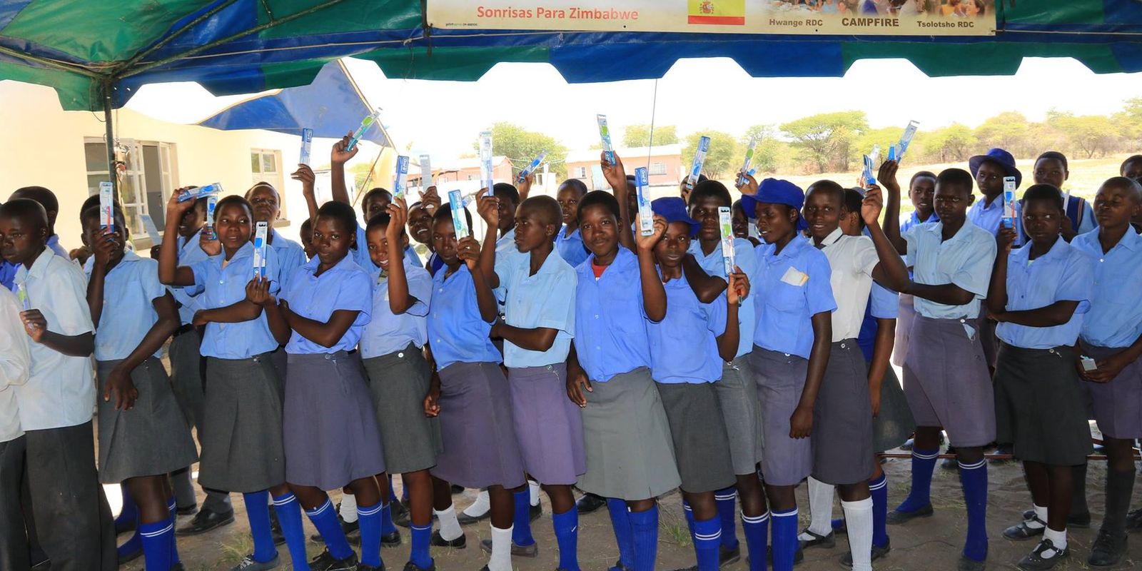 grupo chicos con dentifrico smile is a foundation