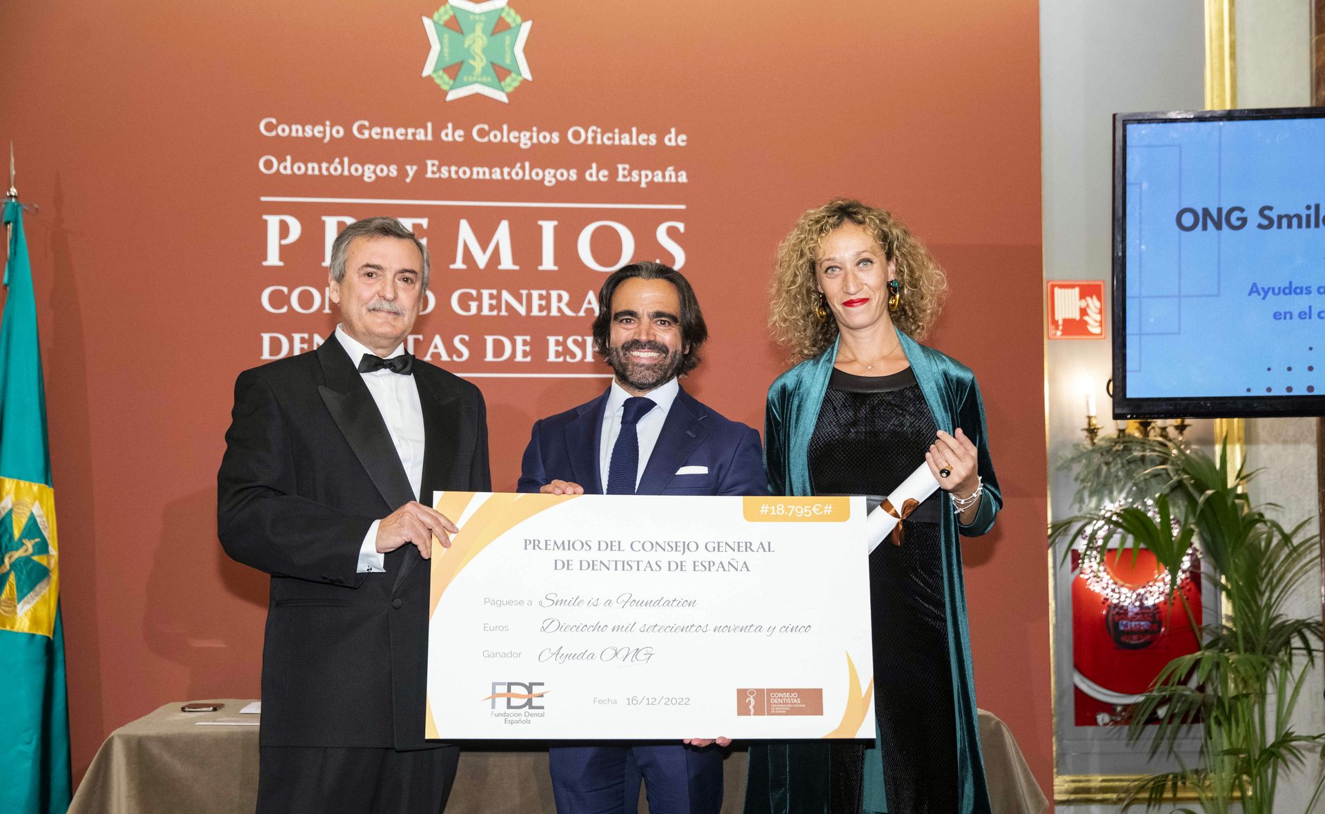 slide Ganamos el Premio Ayuda a las ONG con acción en el campo buco-dental smile is a foundation