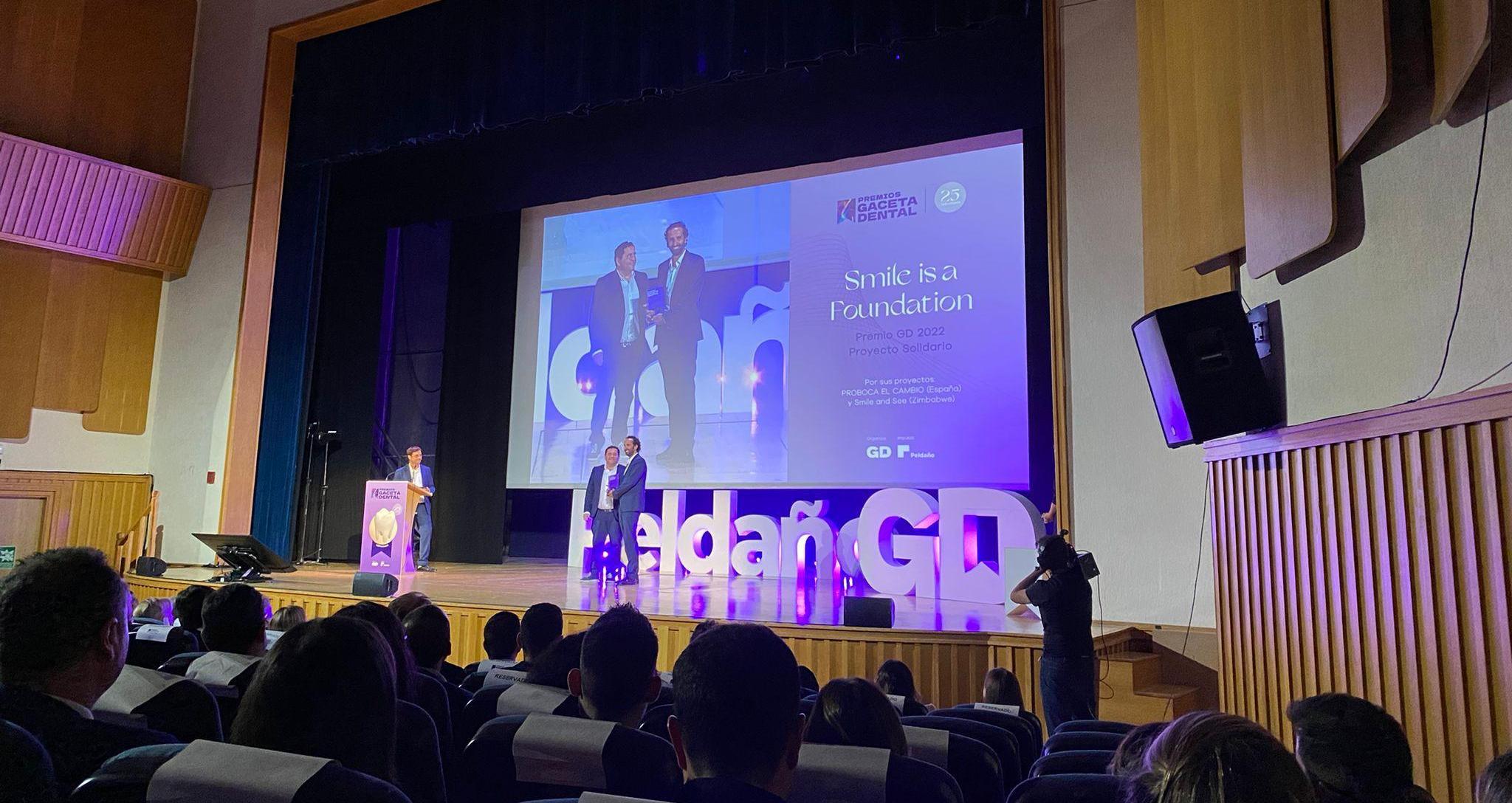 slide Ganamos el Premio Solidaridad Dental smile is a foundation